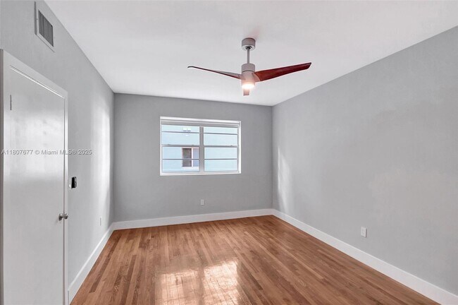 Building Photo - 6881 Bay Dr