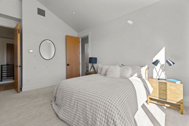 Building Photo - Exquisite Town home living: Bends desirabl...