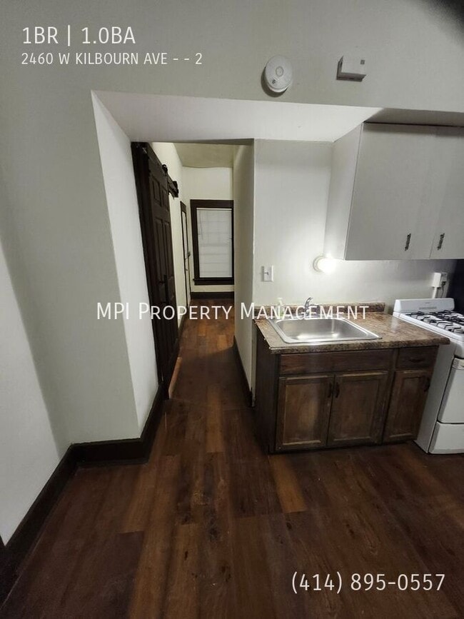 Building Photo - 2460 W Kilbourn Ave