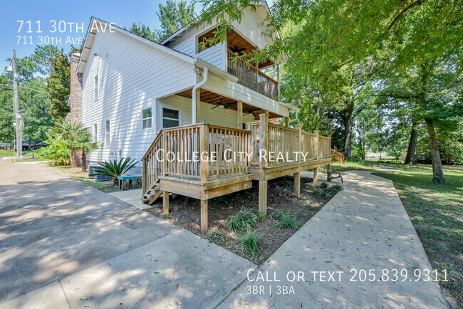 Building Photo - 711 30th Ave