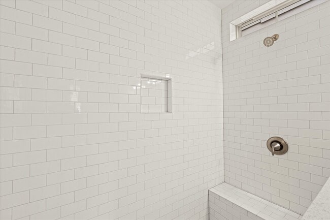 Building Photo - 545 Mirrormont Dr