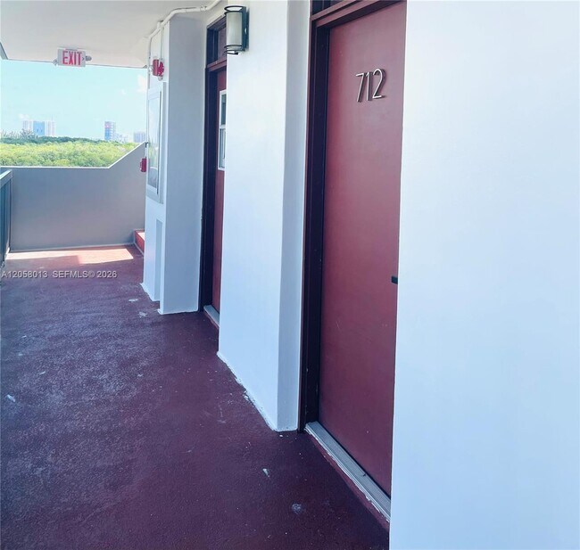 Building Photo - 3301 N Country Club Dr