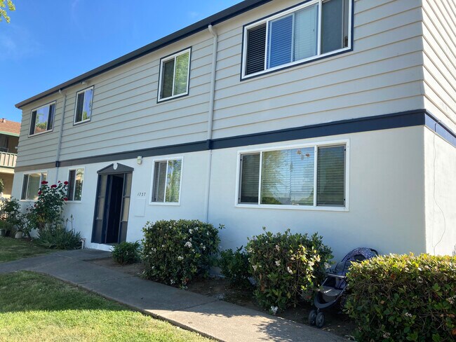 Complex Front Door - 1737 Ross Cir