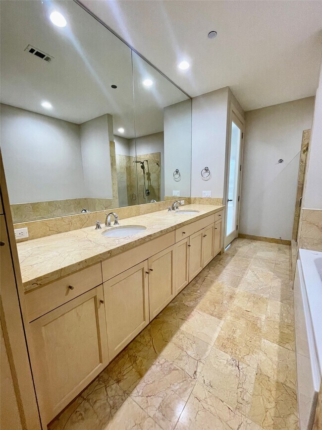 Building Photo - 5005 Hidalgo St