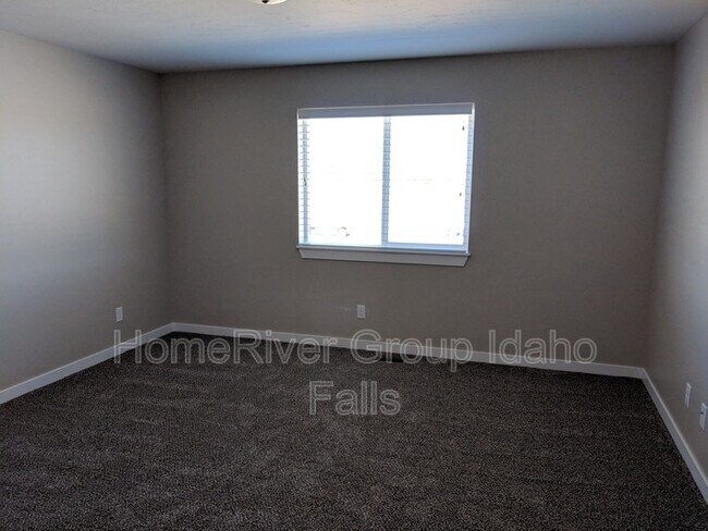 Building Photo - 790 Trails End