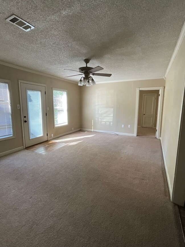 Building Photo - 901 Dennis Ave