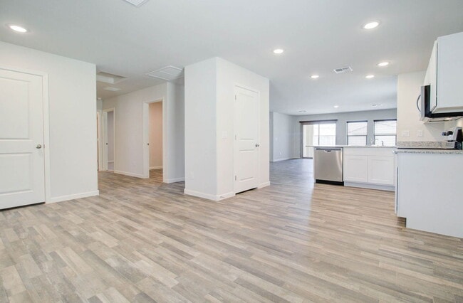 Building Photo - 2028 E Velvet Pl