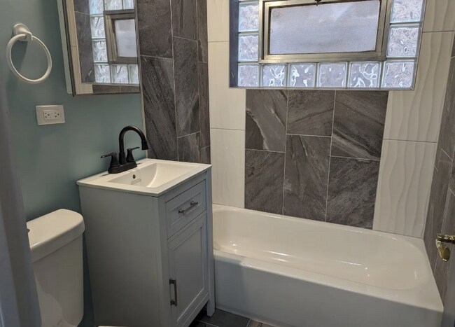 Building Photo - Spacious 3BR Unit in Quiet South Side Buil...