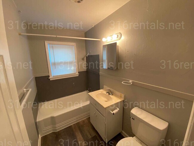Building Photo - $795- 2 bed 1 bath - Spacious Duplex
