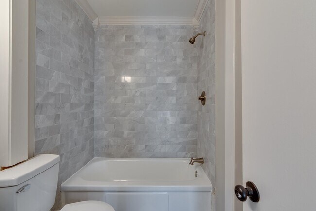 Building Photo - 950 Parkhaven Ln