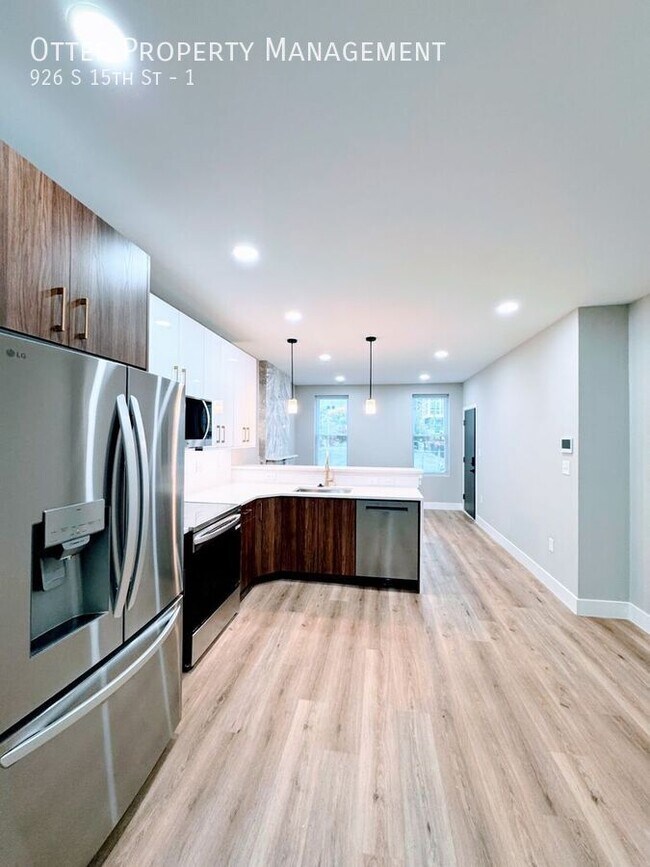 Building Photo - 926 S 15th St