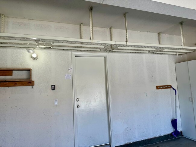 Building Photo - Large 3 bedroom home with loft and large b...