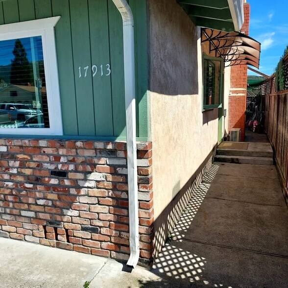 Building Photo - 17913 San Carlos Dr