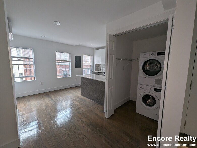 Building Photo - 61 Joy St