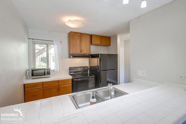 Building Photo - Stylish 2Bdm 1Ba Condo in Gated Clairemont Mesa Community!
