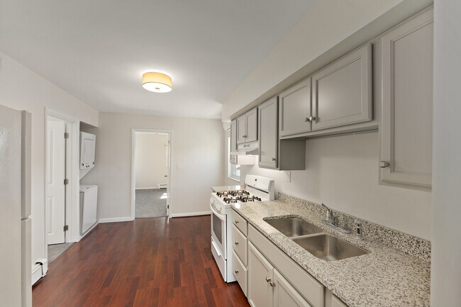 Building Photo - 350 Chestnut St