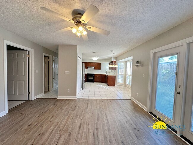 Building Photo - Stunning 4 Bedroom Mary Esther Home, minut...