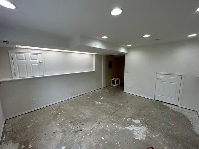 Building Photo - 4 Bed 3.5 Bath