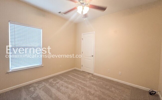 Building Photo - 3 Bed, 2 Bath Home with Garage / Available Now!