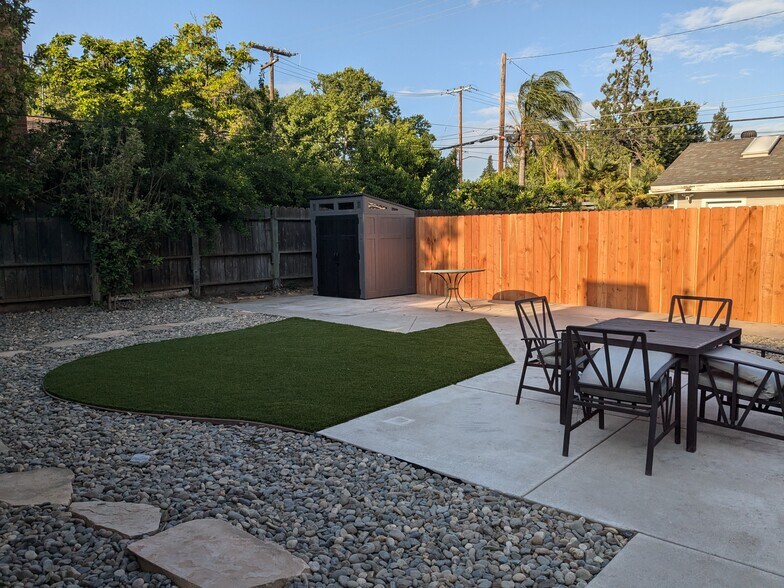 Building Photo - 324 N Minaret Ave