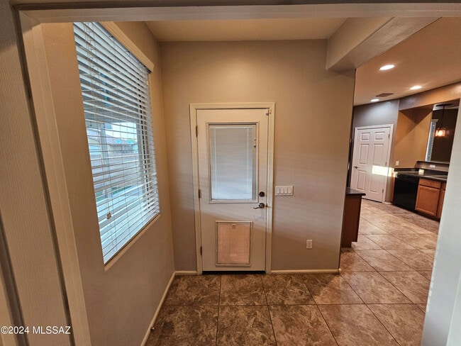 Building Photo - 6652 W Fishermans Dr