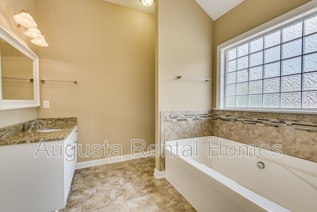 Building Photo - 180 Kenilworth Dr