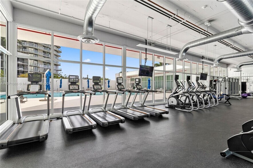 Building Photo - 14951 Royal Oaks Ln