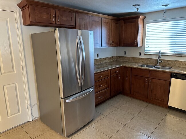 Building Photo - Beautiful Manteca 3 Bedroom Single Story H...