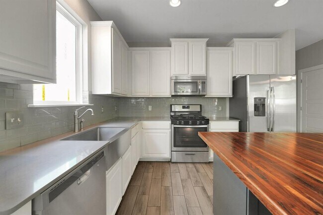 Building Photo - 7408 Brynner St