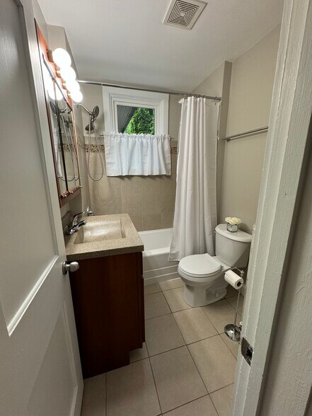 full bath - 617 Delles Rd