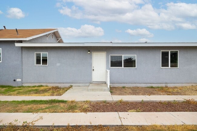 Building Photo - * LOW SECURITY DEPOSIT * Recently Renovate...