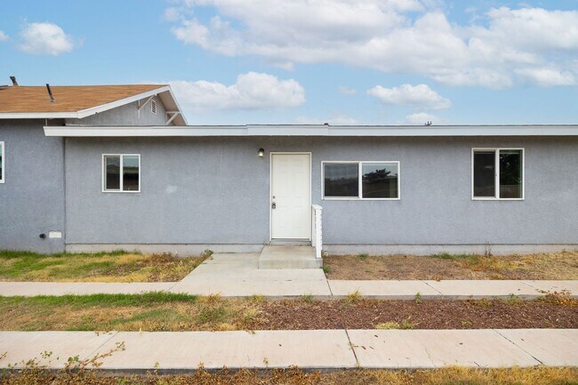 Building Photo - Recently Renovated 2 Bedroom Home with All...