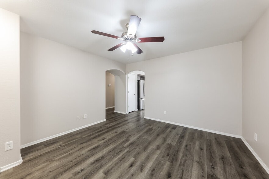 Building Photo - 11834 W Sunnyside Dr