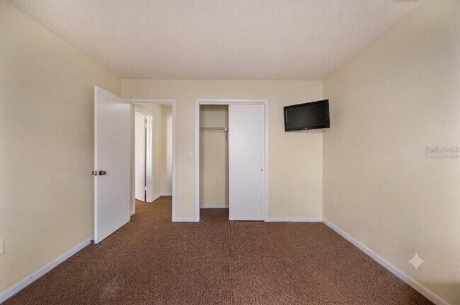 Building Photo - 4231 Oak Loop
