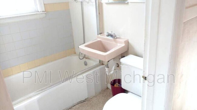 Building Photo - 1948 Silver Ave SE