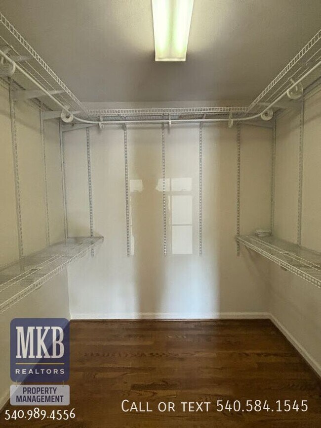 Building Photo - 5175 Lakeland Dr