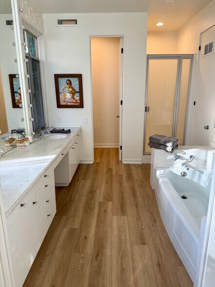 Building Photo - 910 Benedict Canyon Dr