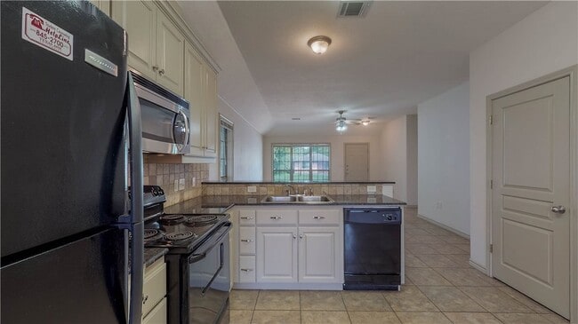 Building Photo - 115 Richards St