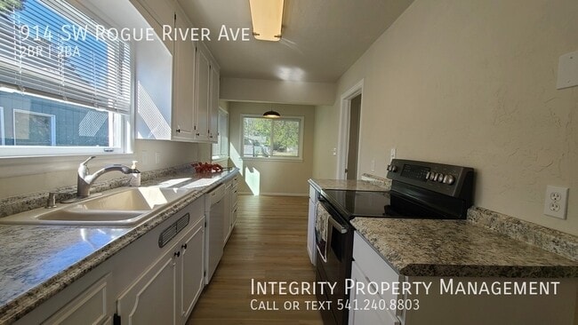 Building Photo - 914 SW Rogue River Ave