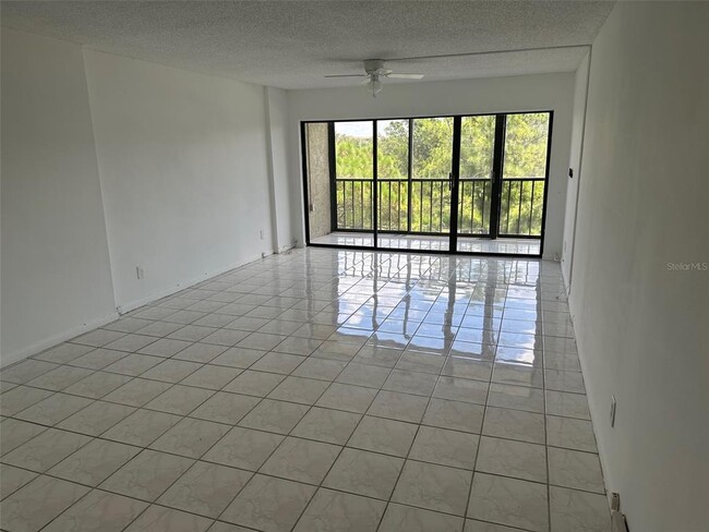 Building Photo - 2700 Cove Cay Dr