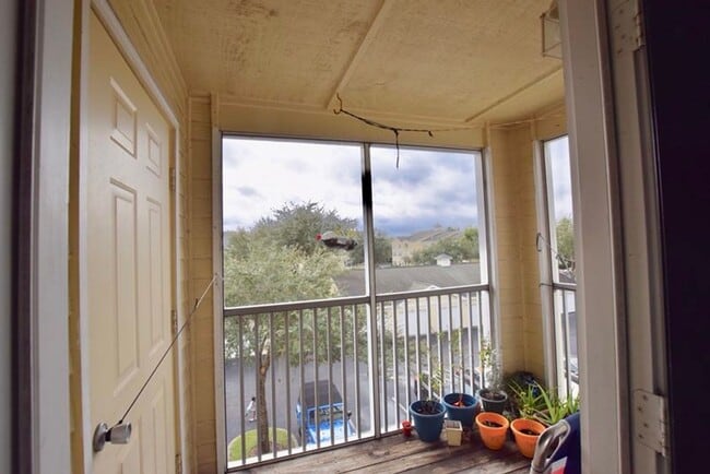 Building Photo - Very nice 2bed/2bath condo on 3rd floor in gated Equestrian Parc  in New Tampa!