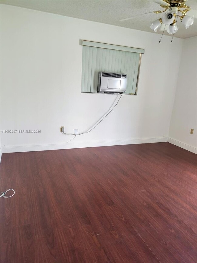 Building Photo - 525 SW 56th Ave