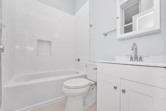 Building Photo - 845 N Damen Ave
