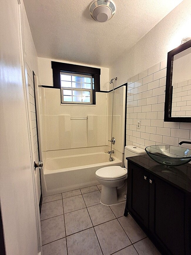 Building Photo - ALL PROSPECTIVE TENANTS MUST SUBMIT A $58 ...