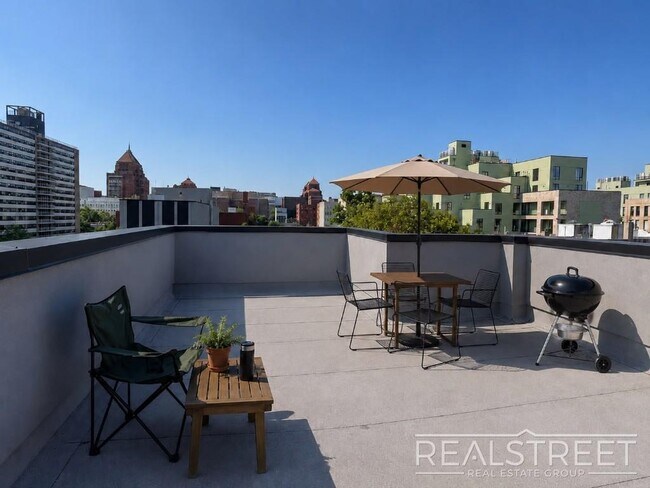 Building Photo - Luxury Apartment with Modern Finishes & Private Balcony
