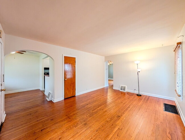 Building Photo - 631 Balmoral Ave