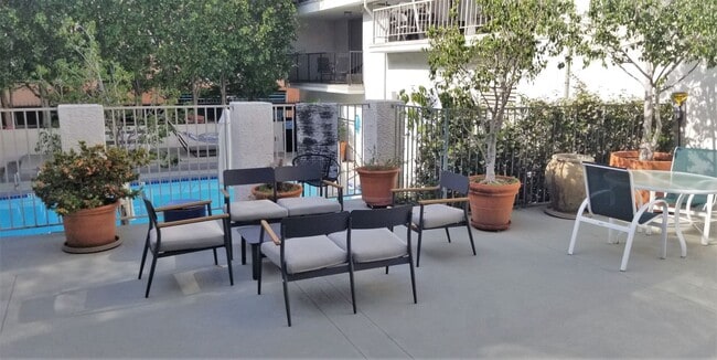 Building Photo - Luxurious 2 Bedroom, 2 Bath Condo in the Heart of Prime Hollywood