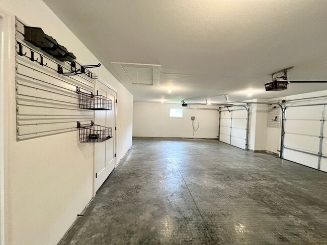 Building Photo - Modern Single-Family Home in Scenic Meadows Neighborhood