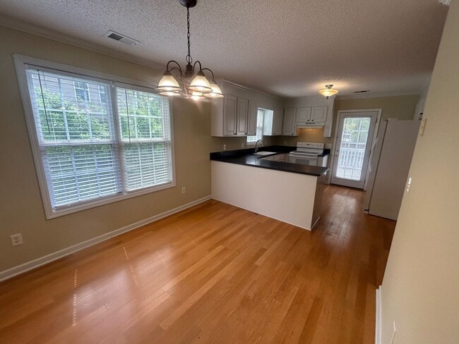 Building Photo - 208 Charles Towne Ct