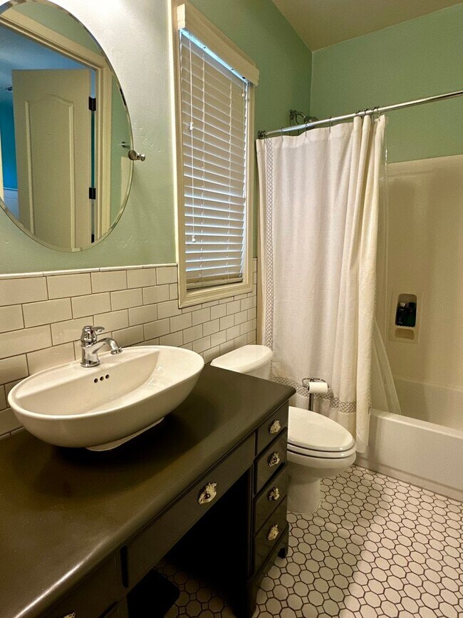 Building Photo - HIGHLY DESIRABLE AND SPACIOUS HOME FULLY EQUIPPED WITH SOLAR PANELS + LANDSCAPING INCLUDED
